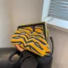 2024 neuer Designer Womens Crossbody Schulter heiße Nische gestreifte Texturclip auf der Satteltasche