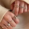 Anéis de cluster 2023 anel de metal para mulheres de alta qualidade luz irregular luxo pequeno grupo ajustável abertura moda jóias presentes