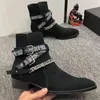 Botas homens tornozelo amarelo preto falso camurça fivela cinta clássico moda curto sapato masculino 231108