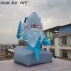 Model nadmuchiwanego rekina na świeżym powietrzu na świeżym powietrzu w okularach przeciwsłonecznych z bazą i bezpłatną dmuchawą powietrzną do reklamy lub dekoracji