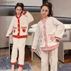 Pijamas 2023 Coréia Inverno Crianças Menina 2pcs Pijamas Quentes Junior Girl Strberry Pocket Tops Crianças Plus Calças de Veludo Menina 2pcs SuitL231109