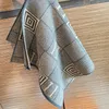 デザイナースカーフ女性男性スカーフカシミアシルクパシュミナレターラグジュアリースカーフ冬の温かいネッカチーフ格子縞​​のショールラップecharpes