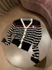 Vestes Femmes Designer Luxe TB Puppy Hot Diamond Stripe Contraste Col V Pull tricoté College Style Cardigan Petit Manteau 2023 Automne / Hiver Nouveau T3GB