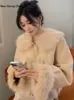 Abrigo de piel sintética para mujer, abrigo de piel de lujo para invierno, costura de cuero de moda coreana empalmada para imitar el pelo de zorro y abrigo de piel esponjoso engrosado 231109