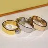 2023 Классический V-образный V-образный круговой кольцо для ногтей для женского модного шарма Quad Flower Designer Ring Высококачественные золотые ювелирные изделия из 18 тыс.