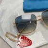 Top lunettes de soleil pour femmes créateur de mode en métal cadre carré chaîne lunettes de soleil amour coeur fraise pendentif lunettes de soleil G1030