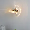 Il comodino del disco volante girevole di lusso leggero nordico ha condotto il piccolo lampadario semplice negozio di abbigliamento finestra camera da letto sfondo parete illuminazione decorativa