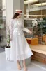 2023 Vestidos Casuais Runway Outono Branco Vestido Plissado Elegante Mulheres Lapela Diamantes Botão Bordado Floral Lace Patchwork Chiffon Cinto Longo Vestido