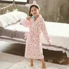 Pyjamas Mode Enfants Robes De Bain Automne Hiver Enfants Peignoir Enfants Dessin Animé Flanelle Bains Fille Doux Ceinture Pyjamas Szlafrok PeignoirL231109