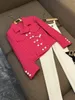 Осень 2023 года, ярко-розовые однотонные твидовые пиджаки со вставками, двубортные короткие пиджаки с длинными рукавами и пуговицами с зубчатыми лацканами A3N016569