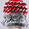 Bérets Chapeau d'hiver pour femmes 2023 Réel Rex Chapeaux de fourrure Bonnets tricotés Bonnet rayé russe avec fleur véritable Bonnet de seau