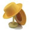 Bérets Small Hat Gentleman ressentit des accessoires de plumes Fedora monochrome à revenu pour femmes pour hommes.