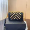 Axelväskor totes ny populära fasion och bag lyxmaterial designer väska unika fördelar med en exotisk stil vävd svart guld bagqwertyui879