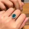 クラスターリングQinhuan Luxury Pear Shape Emerald Gemstone Platinum Plated Ring for Women High Carbon Diamond Wedding Party Promise Fine