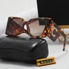 Designer pour les lunettes de soleil de lettres populaires Femmes Fashion Metal Sun Glasses avec boîte