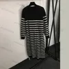 Vestido feminino com gola redonda, cor listrada, manga solta, manga comprida, vestido casual