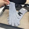 Mittens klasyczne designerskie rękawiczki Kobiety kaszmirowe pięć rękawiczek mężczyzn luksusowe sporty na świeżym powietrzu i zimne rękawiczki zagęszone modne trend wiatrów