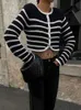 Kvinnors tröjor Kvinnor Fashion Sweater Cardigan White Black Striped Sticked tröja 2023 Autumn Winter Short Cardigan Long Sleeve Cardigan Female J231110