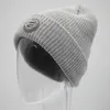 Bérets Premium Logo personnalisé de haute qualité Roll Up Edge Knit Trawler Winter Skull Cap Bonnet avec patch en caoutchouc