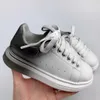 Atletisch Buiten verkopende kinderschoenen Wit Rood Zwart Droomblauw Buitenmaatse sneaker met enkele band Rubberen zool AMCQS Zacht kalfsleer Vetersneakers Sport