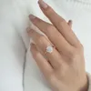 Anillo de moissanita de talla esmeralda de 3,00 quilates y compromiso de 3 piedras Cadellic en oro amarillo de 18 quilatesUMZJ