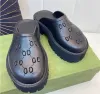 designerskie kapcie na sandały trendy platforma perforowane otwory miękkie gumowe slajdy moda moda gęsta podeszwa kobiety letnie klapki kruszenia suwaki buty plażowe