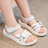 Eerste wandelaars schattig baby meisje liefde sandalen platform strand schoenen open teen dikke laars ringen schoeisel roze wit genaaid zacht 230410