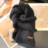 スカーフマカロンカラーぬいぐるみニットスカーフ女性冬の温かい編みウールフューリーネックスカーフクリスマスイヤーギフト