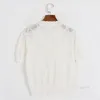 女性のニットの花かぎ針編み2023年夏のために白いカーディガンvネックラップボタン薄いセーターシャツの女性ニットTシャツ