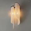 Lampada da parete Nordic Postmodern Light Luxury Simple Fringe Catena in alluminio Camera da letto Soggiorno Sala da pranzo Club Comodino