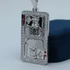 Exklusivt spelkort Joker herrhänge i rund klippt Moissanite -diamant med vitt guldplätering och VVS -tydlighet