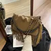 Kvällspåsar vintage mocka läderkedjor en-axelväska kvinnor avslappnad semester resande tofsar crossbody kvinnlig messenger pack