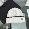 Klassische Designer Herbst Winter Heiße Art Beanie Hüte Männer und Frauen Mode Marke Doppel Buchstabe C Universal Gestrickte Bienen Buchstaben Kappe Herbst Wolle Outdoor Warme Schädel Kappen