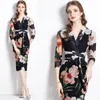 Sexy Slim Floral Party Wrap Robe Noir Ballgown Femmes Designer À Manches Longues Col En V Ceinture Wrap Hip Robes De Vacances 2023 Printemps Automne Piste Élégant Midi Robes