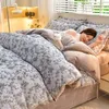 Conjuntos de cama Inverno Espessado Leite Veludo Esculpido Veludo Conjunto de Quatro Peças Dupla Face Flanela Coral Fleece Cama Folha Quilt Cover Three-Piece 231110