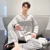 Créateur de vêtements de nuit pour hommes Diffusion en direct de la nouvelle version pyjama pour hommes avec impression en velours doré qui peut être portée comme vêtement d'extérieur pour un usage décontracté à la maison. Ensemble deux pièces