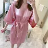 Cobertores Verão Champanhe Chinês Noiva Casamento Robe Cetim Pijamas Mulheres Camisola Sexy Camisola Senhora Roupão Vestido Negligee Cobertor