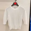 Projektantka Summer Women T Shirt Spring 2023 Celebrity Hafdery Cutout Temperament Słodki pullover okrągły rękaw z rękawem