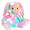 Plush Light - Up Toys 27cm Musical Led Light Plush Toys Söta kawaii kuddar lysande fyllda djur leksak docka mjukt för flickor barn dekor hem 231109