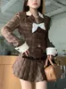 Arbeitskleider brauner Preppy Style Zwei -Stück -Set Frauen Französisch Vintage Bow süße Minirockanzug weibliche koreanische Plaid Retro Sets Herbst 2023