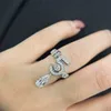 Luxuriöser und modischer Damen-Ring voller Diamanten, fünf Charaktere, Wassertropfen, glattes Gesicht, Chassis-Ring, Damen-Designer-Schmuck, hochwertiger Charm-Ring aus Sterlingsilber