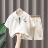 Completi di abbigliamento Estate Bambini Completi Completi Neonate Ragazzi Alfabeto Manica corta Mezza zip T-shirt TopShorts Set 1-12 anni 230410