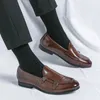 Scarpe eleganti 2023 Scarpe formali moda uomo fatte a mano Derby Dres in pelle Gentleman doppie fibbie Monaco a punta da sposa