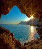 日没の絵画で海の洞窟を通る青い海