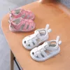 Premiers marcheurs Bébé filles sandales en cuir bébé enfant en bas âge chaussures garçons chaussures d'été antidérapant semelle souple dessin animé sandales de plage décontractées pour enfants 230410