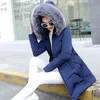 Pelliccia da donna Pelliccia sintetica Collo in pelliccia Cappotto invernale da donna Spessa giacca lunga con cappuccio calda da donna Elegante sottile parka in cotone bianco Capispalla da donna DR653 231110