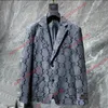 2023 メンズスーツブレザー洋装デザイナー男性古典的なレタープリントブレザー秋の高級生き抜くコートスリムフィットレターパッチワークレディースドレススーツパンツ