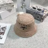 Tasarımcı Şapkaları Pranda Şapka Kadın ve Erkek Kuzu Polar için Katı Sonbahar ve Kış Moda Gündelik Lüks Kova Şapkaları Pra Caps
