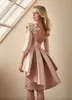 Rose Gold Mante Mother of the Bride Dresses 3/4 långa ärmar Spets Floral Appliced ​​Kne Length Wedding Gästklänning Backlösa promklänningar