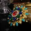 Spille stile francese retrò delicato elegante luce gioielli di lusso perla di vetro colorato spilla placcata oro elettrico per le donne